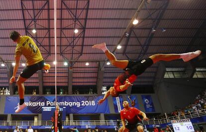 El indoneso Nofrizal y el malasio Mohamad Azlan Alias se enfrentan en la final de sepaktakraw, en Palembang (Indonesia).