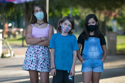 De izquierda a derecha Martina, Aimar y Lara, alumnos del Centro Rural Agrupado de Lozoyuela, que volverán esta semana a clase.