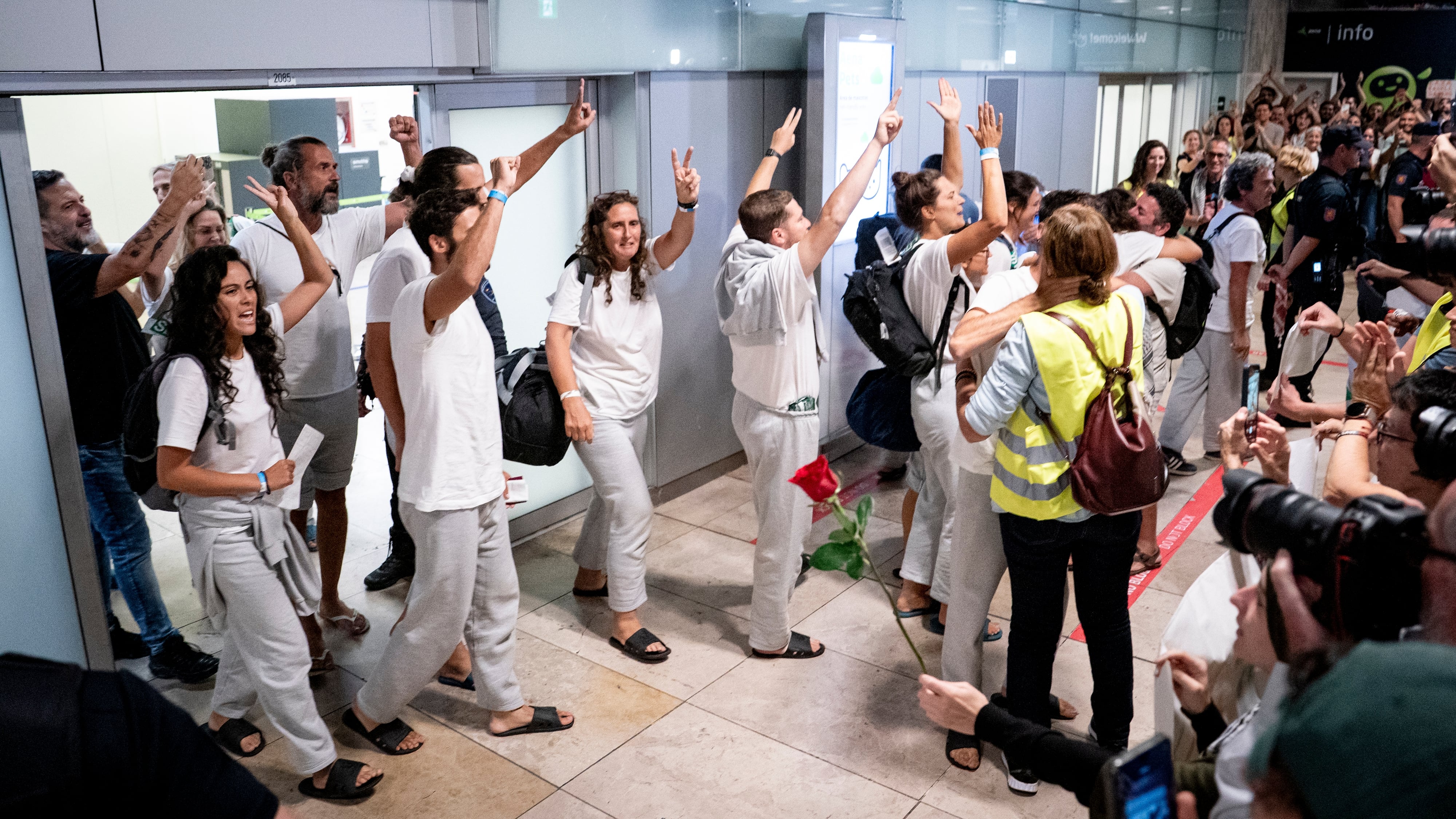 Así ha sido la llegada a España de los primeros activistas españoles de la flotilla detenidos por Israel