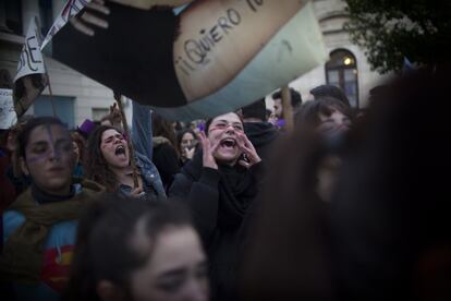 "No estamos solas, faltan las asesinadas", rezaba la pancarta que abría la manifestación en Sevilla que congregó a miles de personas el 8 de marzo de 2018. Más de 120.000, según el Ayuntamiento; y 30.000, según la Policía Nacional. En la imagen, jóvenes gritando durante la marcha de la capital andaluza.