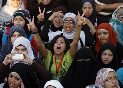 Mujeres protestan en la plaza de Tahrir, en El Cairo.