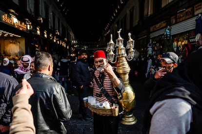 Un vendedor de té a la entrada de uno de los zocos de la ciudad.