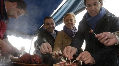 Mercedes Fern&aacute;ndez y el presidente de la Xunta, N&uacute;&ntilde;ez Feij&oacute;o (derecha), hoy en la feria de Tineo.