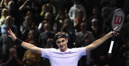 Federer celebra su triunfo contra Cilic en Londres.