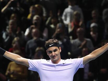 Federer celebra su triunfo contra Cilic en Londres.