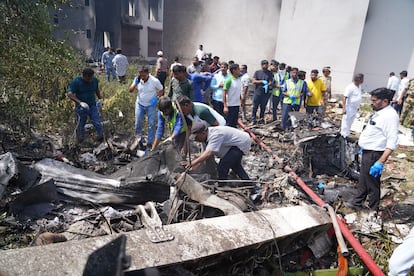 Los equipos de rescate trabajan entre los restos del avión Air India.