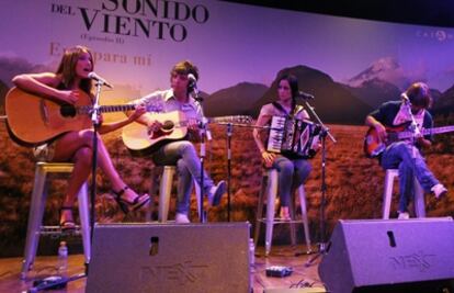 De izquierda a derecha India Martínez, Marc Ros (de Sidonie), Julieta Venegas y David Otero ('El Pescao') actuan en la Casa de América de Madrid en la presentación del libro/DVD 'En busca del sonido del viento II: Eres para mí', en el que también participa Jesús Antúnez (de Dover).