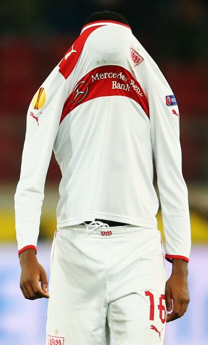 El jugador del Stuttgart, Ibrahima Traoré, se lamenta después de perder su equipo contra el Molde FK.