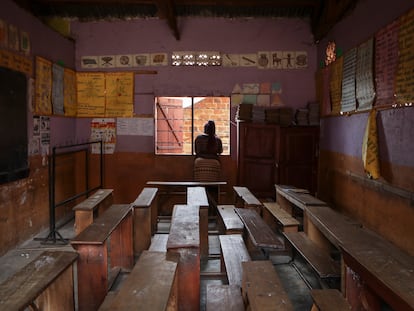 Una maestra se asoma a la ventana de un aula vacía en la escuela de primaria God's Will, en Kampala, cerrada después de la muerte de un niño, el pasado 27 de octubre.