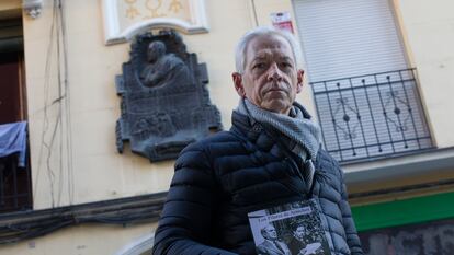 Joseba Barron-Arniches, bisnieto de Carlos Arniches, el 29 de enero en la calle de Madrid con el nombre y un bajorrelieve en honor a su antepasado. En la mano, su libro 'Los pilares de Arniches'.