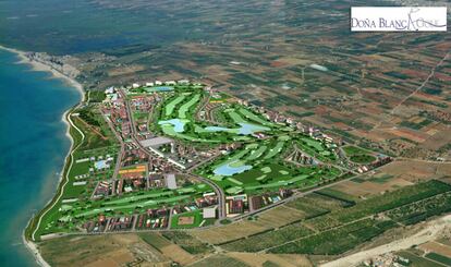 Reder del proyecto de Doña Blanca Golf, en la playa de Torreblanca. Al fondo, la urbanización de Torresnostra, actualmente la única zona urbanizada en esta zona, que incluye el parque natural del Prat de Cabanes. |