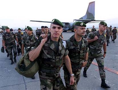 Un grupo de soldados franceses, a su llegada al aeropuerto de Skopje.
