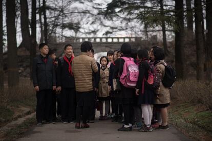 Un grupo de niños de primaria asisten a una clase en un parque de Pyongyang.
