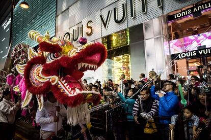 Celebración del inicio del Año Nuevo chino con el tradicional desfile Cathay Pacific International que ha reunido a decenas de miles de personas en las calles de Hong Kong, China.