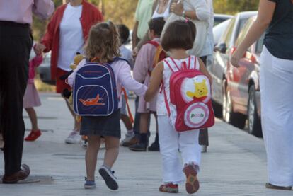 Dos niñas caminan en su primer día hacia el colegio público Los Ángeles de Pozuelo de Alarcón, el pasado curso.