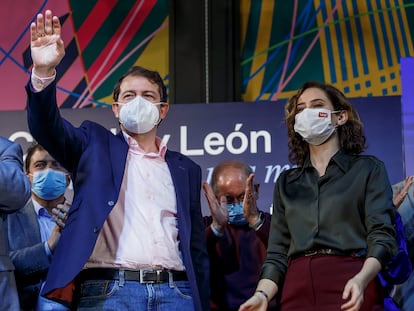La presidenta de la comunidad de Madrid, Isabel Díaz Ayuso y el candidato a la reelección en la presidencia de la Junta de Castilla y León, Alfonso Fernández Mañueco, este viernes, durante un acto de campaña en Burgos.