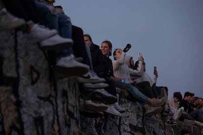 Masificación de turistas y botellones en el mirador de los Bunkers del Carmel en el Turo de la Rovira (Barcelona) en 2023.