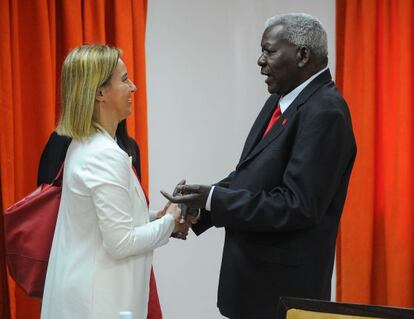 La jefa de la diplomacia de la UE, Federica Mogherini, saluda al presidente de la Asamblea Nacional de Cuba, Esteban Lazo.