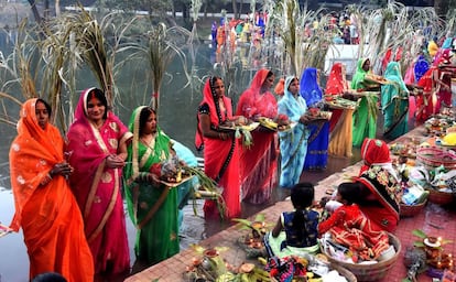 Devotas hindúes veneran la puesta de sol durante las celebraciones del festival Chhath Puja, en Bhopal (India).