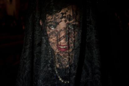 Una mujer con mantilla durante la procesión de la hermandad de Los Gitanos celebrada en Ronda (Málaga).