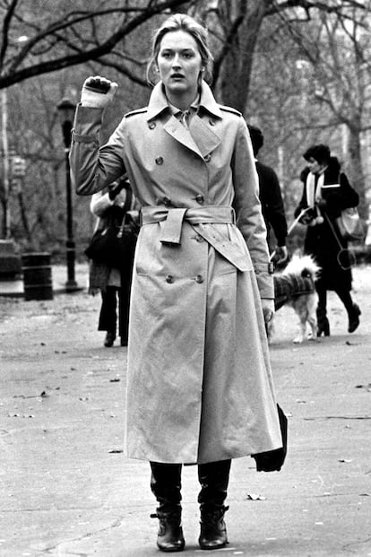 Kramer contra Kramer. El otoño neoyorquino se respira en cada look de Meryl Streep. Los tonos beige, grises y neutros dominan la paleta cromática de su vestuario y una gabardina de Burberry se convierte en la protagonista del clímax del filme. Solo es necesario elegir un modelo clásico y llevarlo con botas para emular a la oscarizada actriz.