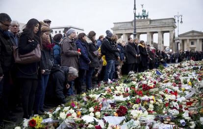 Numerosos ciudadanos guardan un minuto de silencio en Berl&iacute;n, Alemania.