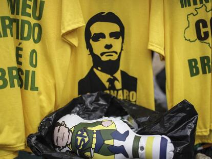 Objetos com a imagem de Bolsonaro são vendidos no Rio de Janeiro nesta quinta-feira