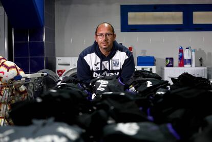 Juan Domínguez, utillero del CD Leganés, en su espacio de trabajo en Butarque.