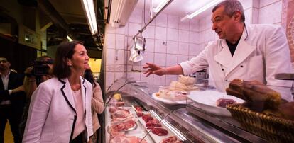La ministra de Industria, Comercio y Turismo, Reyes Maroto, durante su visita este mediodía al Mercado de Collblanc de L,Hospitalet de Llobregat acompañada de la alcaldesa de la ciudad Nuria Marín.