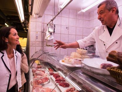 La ministra de Industria, Comercio y Turismo, Reyes Maroto, durante su visita este mediodía al Mercado de Collblanc de L,Hospitalet de Llobregat acompañada de la alcaldesa de la ciudad Nuria Marín. 