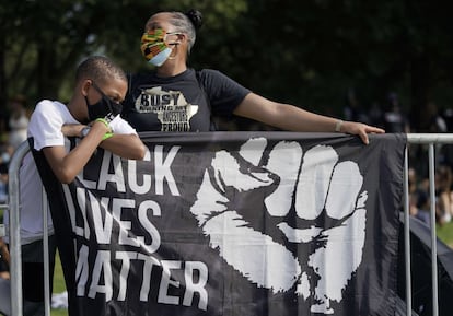 Los manifestantes se reúnen para protestar contra el racismo y la brutalidad policial en Estados Unidos.