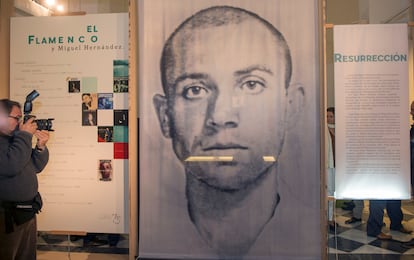Una de las salas de la exposición 'Miguel Hernández, a plena luz', con piezas del legado del poeta que se conservan en el Instituto de Estudios Giennenses.