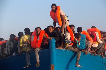 Los refugiados y migrantes han sido entregados a la guardia costera italiana y barcos de rescate de otras organizaciones humanitarias que trabajan en la zona.