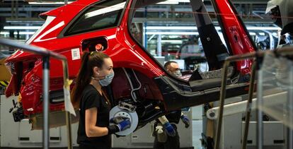 Trabajadores en la línea de montaje de la planta de Seat en Martorell (Barcelona). 