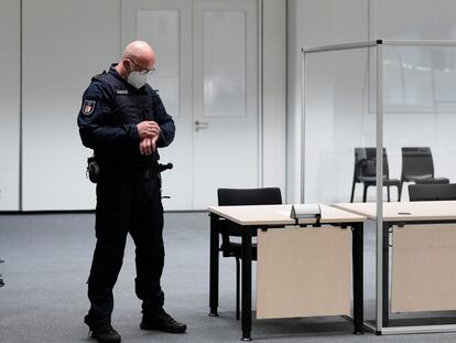 Oficial de guardia antes del juicio de nazis de la segunda guerra mundial