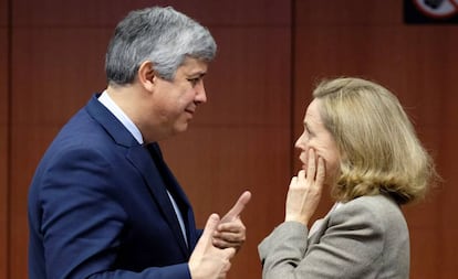 La ministra Nadia Calviño, junto al presidente del Eurogrupo, Mário Centeno.