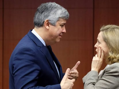 La ministra Nadia Calviño, junto al presidente del Eurogrupo, Mário Centeno.