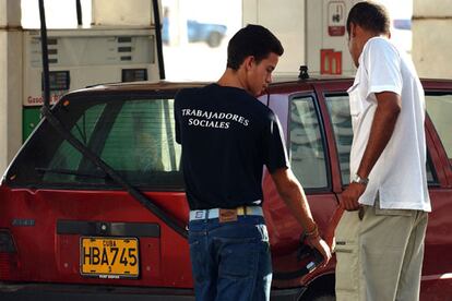 Un trabajador social despacha gasolina en una estacin en La Habana.