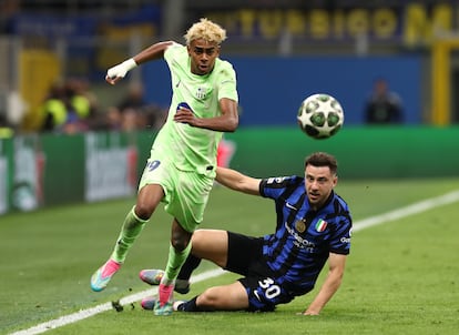 Lamine Yamal del FC Barcelona se libra de la marca de Carlos Augusto, del inter.