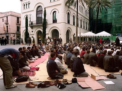 Un grupo de musulmanes rezando ayer al mediodía en la plaza de la Vila de Badalona.