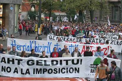 La cabeza de la manifestación contra la <i>Y </i><b>ferroviaria, ayer, a su paso por la plaza Moyúa de Bilbao.</b>