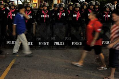 Policías antidisturbios desplegados en el centro financiero de Bangkok.