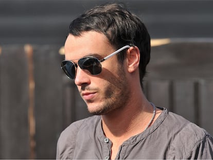 Jack Tweed, de 22años y viudo de la &#39;gran hermana&#39; británica Jade Goody, que se hizo popular por vender a la televisión su cáncer terminal y su muerte para dejar una herencia a sus hijos, fue detenido ayer acusado de violación por una mujer joven, según ha explicado la policía sin dar más detalles al respecto. Las mismas fuentes han informado que en relación al caso hay otro detenido, un hombre de 25 años, mientras que un tercer acusado ha sido puesto en libertad bajo fianza.