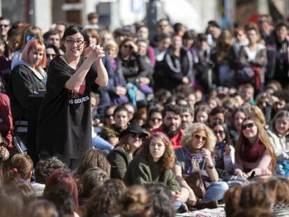 Pamela Palenciano representando 'No solo duelen los golpes' en la Puerta del Sol en apoyo a la Asociación Ve-la luz.
