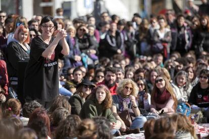 Pamela Palenciano representando 'No solo duelen los golpes' en la Puerta del Sol en apoyo a la Asociación Ve-la luz.