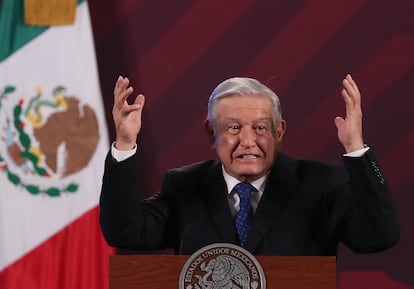 Andrés Manuel López Obrador negó que cárteles del narcotráfico usen las remesas para lavar dinero, este lunes durante su conferencia matutina en el Palacio Nacional.