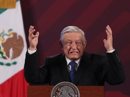 Andrés Manuel López Obrador negó que cárteles del narcotráfico usen las remesas para lavar dinero, este lunes durante su conferencia matutina en el Palacio Nacional.