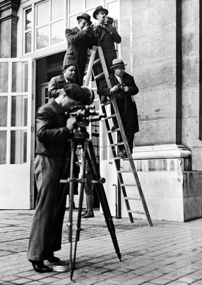 Un grupo de fotógrafos trabaja encaramado a una escalera en el Palacio Nacional, durante las crisis ministeriales del gobierno de Portela Valladares. Madrid, 9 de diciembre de 1935.