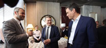 Pedro Sánchez (dcha), junto a Jordi Sevilla y Maurici Lucena.