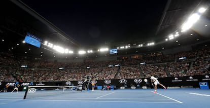 Federer sirve ayer en la central de Melbourne Park.